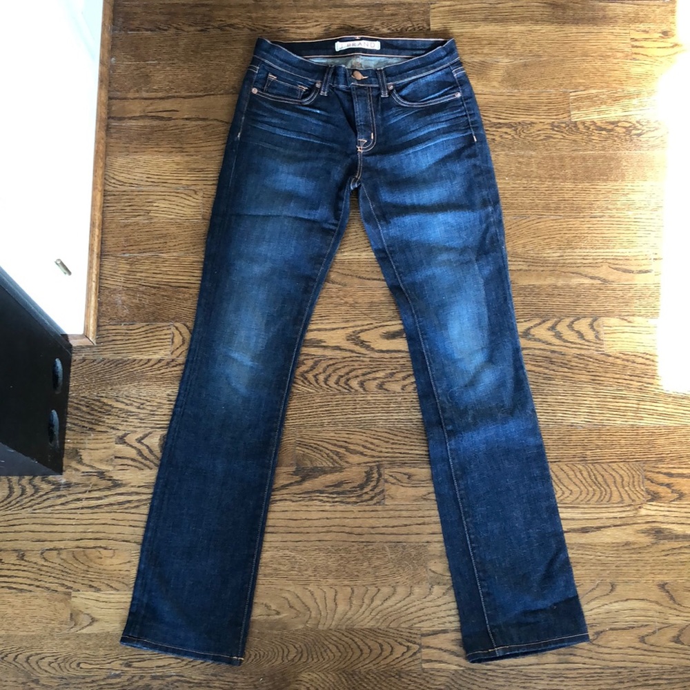 JBRAND “cigarette leg” jams in “darkvintaq”